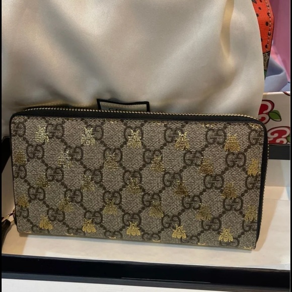 Gucci Gg Supreme Bees Zip Around Wallet in Beige - Picture 2 of 3